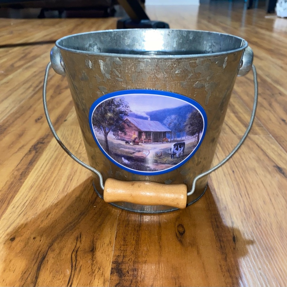 Farmhouse Design Galvanized Steel Bucket With Wooden Handle Indoor/Outdoor